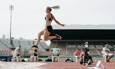 Chelsea Jaensch : En pleine foulée lors d’un saut.