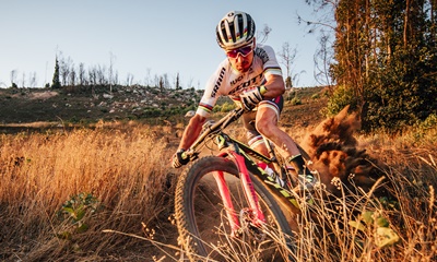 Nino Schurter : Un virage dans la terre sèche.