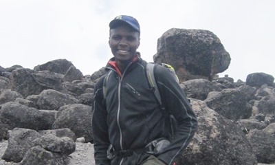 Simon Mtuy : Parmi les roches volcaniques.