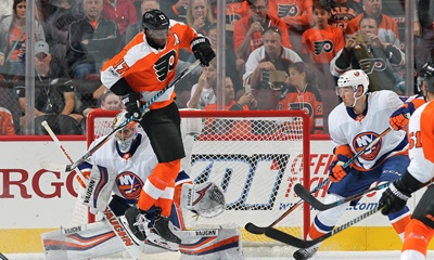 Wayne Simmonds : Il fait dévier la rondelle devant le filet.