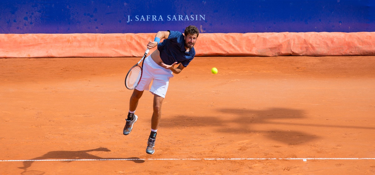 Robin Haase: A serve during the tournament of Gstaad, Switzerland.