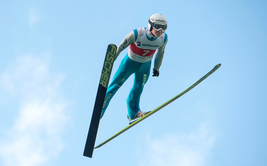 Simon Ammann: Flying in the air.
